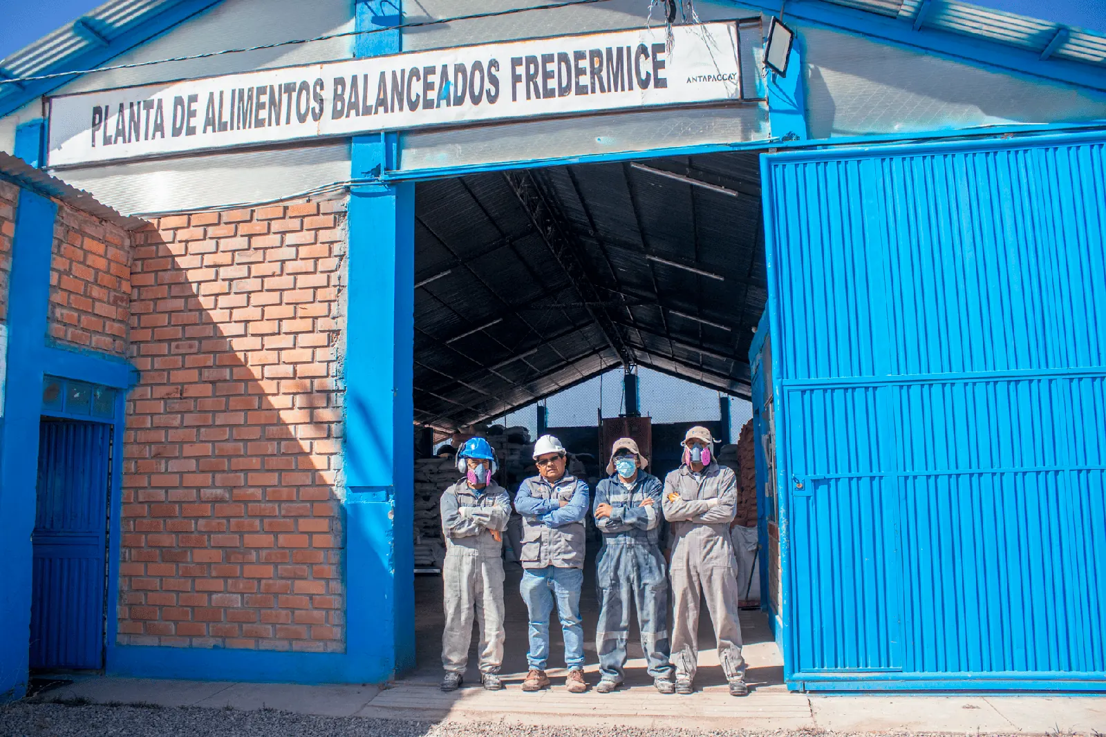 Equipo CESEM en planta de alimentos balanceados Fredermice